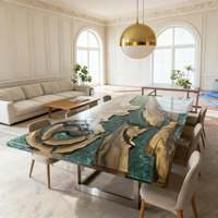 Table de salle à manger en noyer massif avec bord naturel et résine époxy verte, style moderne et luxueux pour la maison