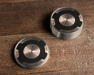 Dessous de verre de forme ronde au design moderne en acier, parfait pour les ustensiles de cuisine élégants et les accessoires pour le thé et le vin, à des prix raisonnables - Product Image 3