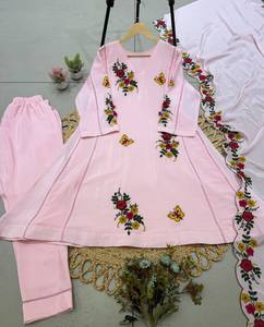Pour cette saison festive, portez notre élégant ensemble Kurti Air Tex Chinon avec pantalon brodé et dupatta, séchage rapide. - Product Image 3