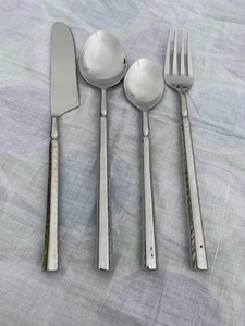 Ensemble de couverts en acier inoxydable luxueux et soignés, avec poignées design, idéal pour les secteurs de l'hôtellerie et de la restauration. - Product Image 5