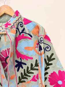 Chaqueta bordada de algodón Suzani hecha a mano para mujer, abrigo étnico vintage de manga larga con bordado floral para mujer - Product Image 2