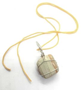 Pendentif en cristal de jaspe façonné, torsadé et gravé, tendance mode, provenant du Gujarat - Idéal pour la Fête des Mères et les occasions professionnelles - Product Image 3
