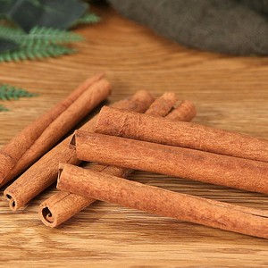 Bâtonnets de cannelle de qualité supérieure, soigneusement sélectionnés et séchés, idéaux pour la production alimentaire et la vente en gros. - Product Image 5