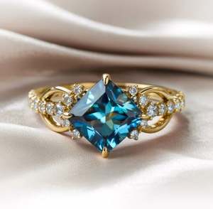 Anillo de Moissanita Azul Corte Princesa en Plata de Ley 925 con Baño de Oro y Engaste de Garras para Compromiso y Boda - Product Image 1