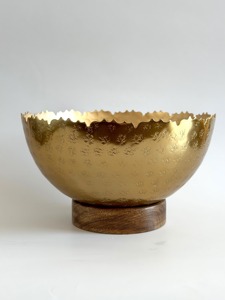 Cuenco de chocolate de aluminio martillado con borde desgarrado y acabado dorado para presentación diaria en la mesa y exhibición de dulces en la mesa auxiliar. - Product Image 2