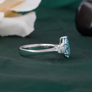 Anillo de Diamante Azul en Forma de Pera Cultivado en Laboratorio con Diamantes Laterales en Corte Pera en Oro Blanco, Anillo de Compromiso y Boda de Lujo para Mujer - Product Image 2