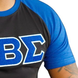 T-shirt en chenille bleu et noir à manches raglan pour homme, avec lettres grecques, vêtement de fraternité premium, coupe classique à manches courtes - Product Image 4