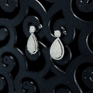 Boucles d'oreilles pendantes en forme de poire avec halo de diamants E VVS cultivés en laboratoire certifiés IGI |   Pavé de pierres en forme de goutte de 1,15 ct |   Argent 925 plaqué or - Product Image 3