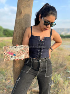 Cartera de mano occidental hecha a mano, Estilo Vintage, diseño antiguo, pelo de piel de vaca, con ranuras para tarjetas y efectivo - Product Image 2