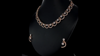 Ensemble collier et boucles d'oreilles élégants pour femmes en argent 925 plaqué or rose avec diamants de laboratoire taille brillant |   Bijoux à motif floral ondulé