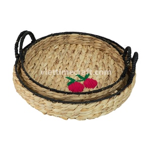 Vente en gros Plateau en jacinthe d'eau tissé à la main écologique avec bordure noire et motif fraise brodé du Vietnam - Product Image 1