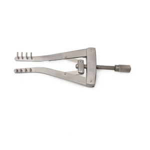 Retractor Quirúrgico Curvo de Acero Inoxidable, Autoajustable, Manual, Marca Metal Med ALM, para Uso Hospitalario y en Cirugía General, Reutilizable - Product Image 1