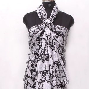 Elegante Pareo de Algodón con Estampado Floral Monocromático |   Pareo de Playa Sostenible Hecho a Mano |   Chal de Verano Versátil Estilo Boho. - Product Image 1