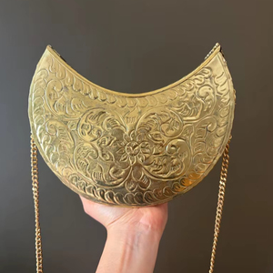 Sac à main en forme de lune à prix raisonnable, sac de mariage en laiton de qualité supérieure, accessoires pour femmes avec termes OEM ODM chez Universal Overseas - Product Image 1