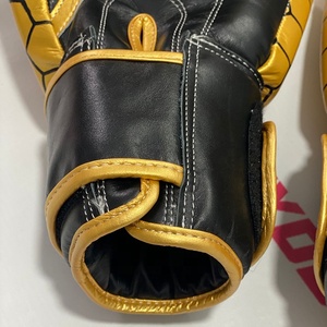 ถุงมือชกมวยไทยแบบมืออาชีพ OEM ผลิตตามสั่ง สำหรับฝึกซ้อมและแข่งขัน มวยไทย มวยสากล คิกบ็อกซิ่ง อุปกรณ์มวย ถุงมือชกมวย Twins - Product Image 5