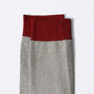 Chaussettes grises pour hommes avec bordure rouge sur le cordon et la pointe des orteils, en coton tricoté respirant, pour un usage quotidien, style printemps, coupe classique - Product Image 4