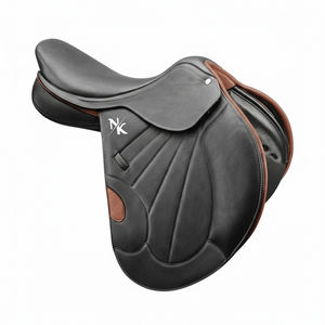 Silla de montar profesional para salto ecuestre con estructura de madera y cincha de cuero genuino duradero. Productos de carreras de caballos ingleses de la India. - Product Image 1