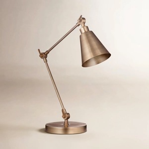 โคมไฟตั้งโต๊ะทองเหลืองสไตล์วินเทจพร้อมตัวโคมสลักลาย โคมไฟตกแต่งภายในแบบราชวงศ์ - Product Image 3