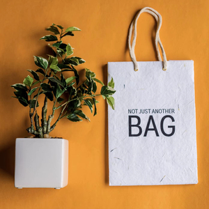 Bolsa de Regalo de Papel Reciclado Ecológica Hecha a Mano con Asa de Cuerda Personalizada, Bolsa de Compras Promocional con Asa Retorcida para Boutique - Product Image 1