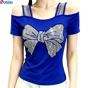 Haut court personnalisé pour femme, noir, à sequins et nœud, style épaules dénudées, coupe ajustée, manches courtes, style doux, printemps-été - Product Image 4