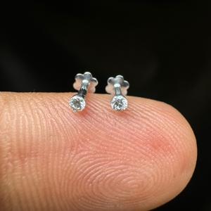 Boucle d'oreille minimaliste en or 10 carats avec diamant de laboratoire de 2 mm pour piercing Daith - Product Image 6