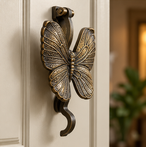 Timbre de puerta con diseño de mariposa Monarca en bronce texturizado en tono dorado con patrones de alas detallados y mango curvo, herrajes decorativos - Product Image 3