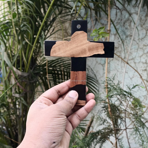 ไม้กางเขนแขวนผนังทำมือจากไม้และเรซิ่น พร้อมงานฝังอีพ็อกซี่ศิลปะ สำหรับตกแต่งบ้าน โบสถ์ และงานจิตวิญญาณ - Product Image 1