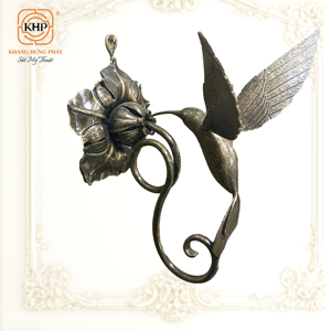 Khang Hung Phat Wrought Iron Hummingbird Flower Sculpture Digital Printing Casting Art Powder Coated Multi-Color Home Decoration - Product Image 1