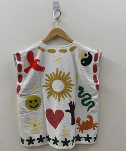 Chaleco Étnico Bohemio Vintage de Terciopelo con Bordado Suzani, Chaleco sin Mangas con Cinturón, Chaleco Estilo Gitano con Estampado Floral - Product Image 3