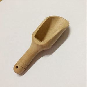 Cuchara de madera con mango largo disponible en varios tamaños, utilizada para medir, transferir y porcionar ingredientes secos finos o granulados. - Product Image 5