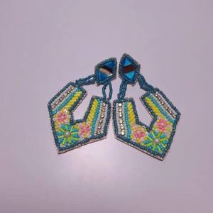 Boucles d'oreilles élégantes ethniques colorées brodées de perles de verre pour les fêtes, l'Aïd, le Diwali, les mariages, accessoires d'oreille tendance pour femmes. - Product Image 1