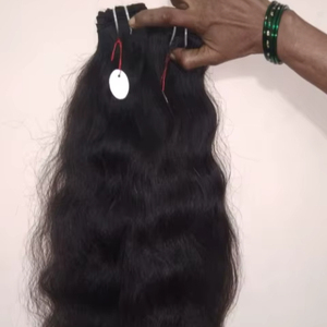 Vente en gros de paquets de cheveux indiens bruts alignés par cuticules vierges, extensions de cheveux humains bon marché dessinées sur la tête entière dans un style de vague naturelle - Product Image 1