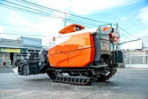Cosechadora de arroz Kubota DC120X con orugas de goma para campos fangosos, máquina agrícola - Product Image 2