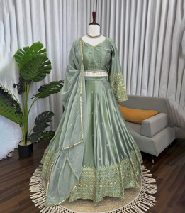 Lehenga Choli de satén verde tradicional de diseño indio, pakistaní y japonés con falda de 3.5 metros con cancan para fiestas de Diwali y bodas. - Product Image 2