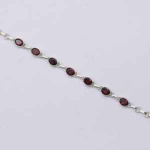Bracelet à breloques en argent sterling avec grenat rouge, pierre précieuse ovale, réglable, design simple et classique, bijou délicat, cadeau pour elle - Product Image 2