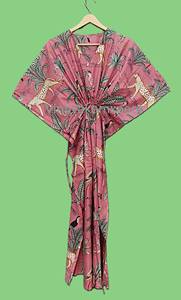 Kimono de Algodón Rosa Estampado a Mano de Lujo para Mujer con Vibrantes Estampados de Selva Tropical y Guepados Majestuosos, Corte Midi - Product Image 4