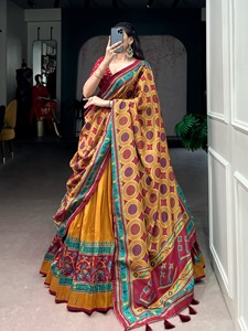 Lehenga et chemisier en soie Tasar imprimés avec motifs emblématiques et paillettes, et dupatta en soie Tasar imprimée et ornée de dentelle Gota Patti. - Product Image 2