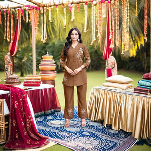 Ensemble Kurti Pantalon Dupatta en Soie Romaine pour Femmes, Coupe Droite Formelle, Couleur Moutarde, Imprimé Floral, pour Porter au Quotidien - Product Image 4