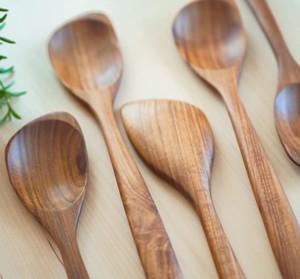 Cuchara de servir de madera de Neem hecha a mano, diseño minimalista, mango largo, acabado natural, hecha a mano para uso en la mesa. - Product Image 1