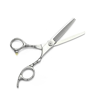 Ciseaux de barbier en acier inoxydable à haute teneur en carbone, design tendance argenté, taille personnalisée, ensemble professionnel pour salon de coiffure - Product Image 5