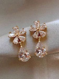 Pendientes de Lujo con Cristales en Forma de Flor para Mujer, Chapados en Oro, con Circonitas, Elegantes y a la Moda - Product Image 1