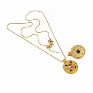 Collar con Medallón de Halo de Esmeralda y Piedra Central Color Rubor en Acabado Dorado de Inspiración Vintage, Joyería para Mujer para Ocasiones Especiales - Product Image 3