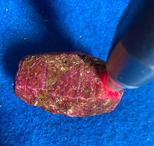 Piedra de Rubí Natural en Bruto de Kenia, Minas Femos John Saul, 698.02 Quilates - Product Image 2