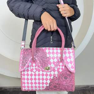 Ensemble de 2 pièces assorti : Sac fourre-tout en cuir à carreaux rose et blanc de luxe 2026 et pochette à main en cuir de vache travaillé à la main - Product Image 4