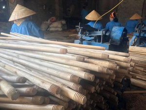 Wooden Broom Handle Wooden Broom Handle 1.2 Meter Varnished Eucalyptus Wood Manufacturer Vietnam Wooden Broom Stick Raw Material - Product Image 2