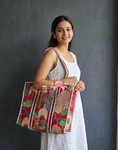 Bolso Tote Acolchado de Algodón con Estampado de Jardín Mughal Indio Hecho a Mano para Mujer, Bolso de Hombro Rojo con Estampado de Bloques Premium y Cierre de Cremallera - Product Image 2