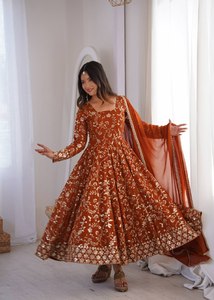 Ensemble Anarkali en Chiffon de Soie Marron Élégant Brodé de Fleurs avec Dupatta en Tulle et Robe à Manches Longues pour Mariage et Fêtes - Product Image 2