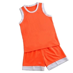 Ensemble de maillots de basket-ball pour enfants personnalisables de Quality Crafts Co., orange, respirants, chemises et shorts pour garçons et filles, fabriqués au Pakistan - Product Image 1