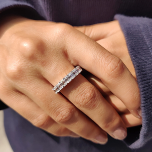 Bague élégante minimaliste en argent sterling 925 sertie de diamants moissanite taille émeraude VVS, idéale pour le quotidien des femmes. - Product Image 2