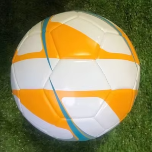 Ballon de football de qualité supérieure conçu pour des performances cohérentes sur toutes les surfaces de jeu - Product Image 6